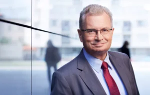 Jarosław Szanajca (źródło: https://www.money.pl/gospodarka/prezes-dom-development-murarz-ktory-dla-nas-pracuje-moze-kupic-mieszkanie-ktore-buduje-tak-nigdy-nie-bylo-6375862850111617a.html)